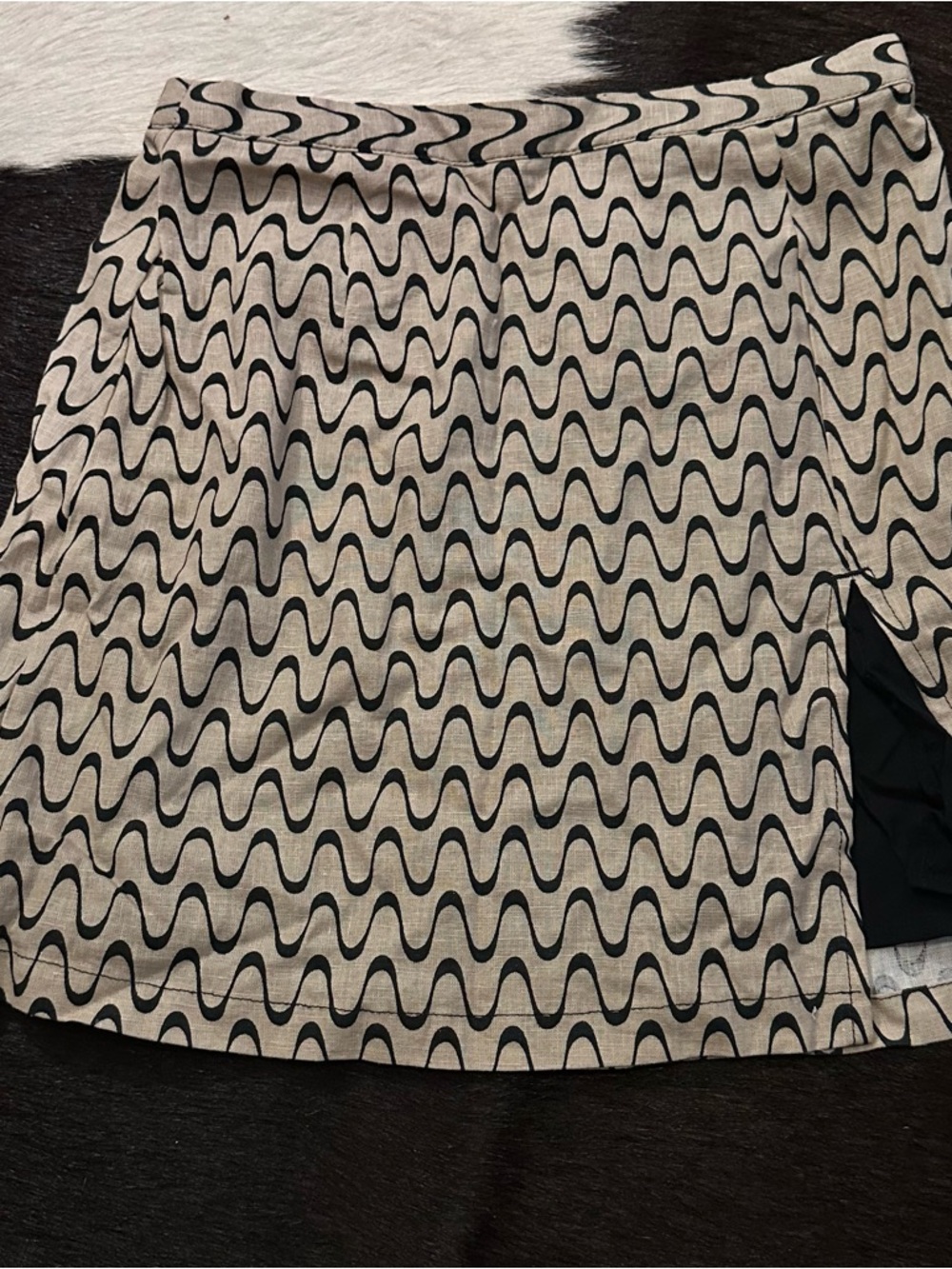 Glassons Black & Beige Wave-Print Mini Skirt